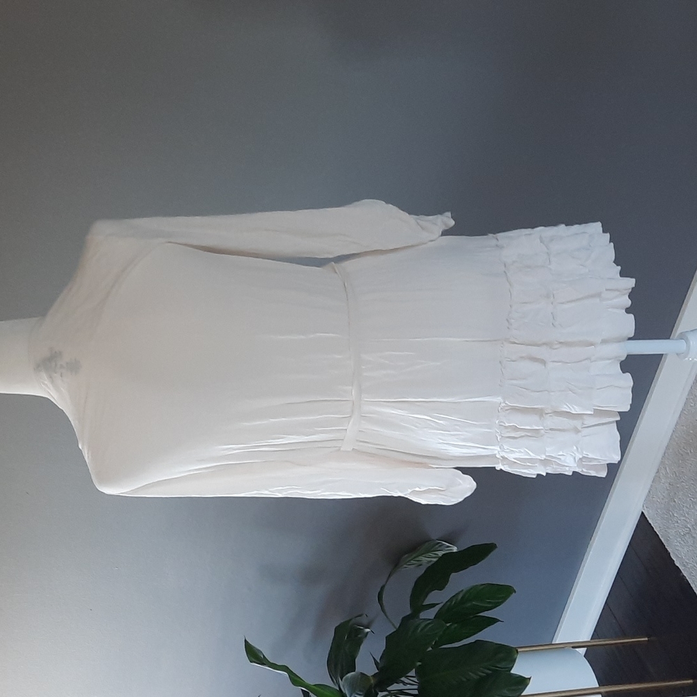 NWOT Kensie light weight robe with ruffles and pockets